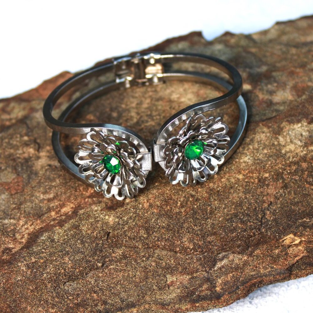 Silver Tone Bracelet with Silver Daisy Adorned with Green Rhinestones